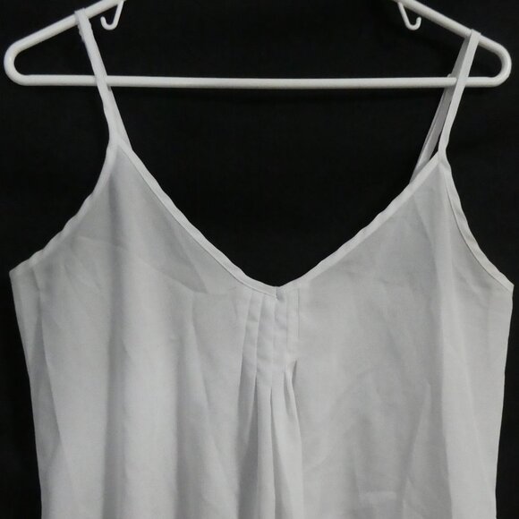 SEDUCTIONS | medium | Elegant White V-Neck Strappy Top - Picture 6 of 15
